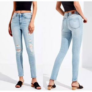 BDG Urban Outfitter Women's Light Wash Twig Ripped Stretch Skinny Jean Size W31